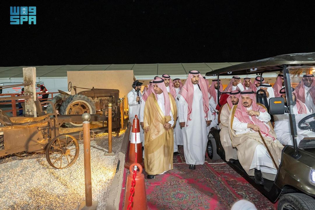 أمير الرياض ومحافظ الخرج يتجولان في  مهرجان الألبان والأغذية بمحافظة الخرج